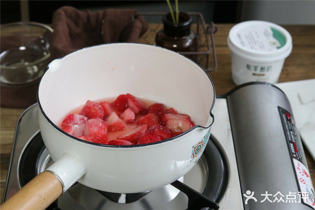 草莓果冻和羊酸奶慕草莓果冻和羊酸奶慕斯罐蛋糕斯罐蛋糕