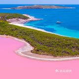 搭乘小型飞机,沿着海岸线飞行不远