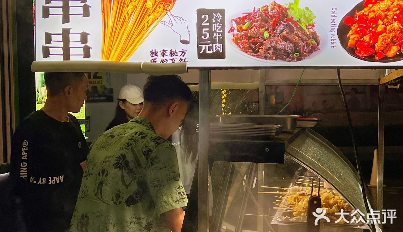 冒雨也要来吃的油卤串串 配上精酿香晕了