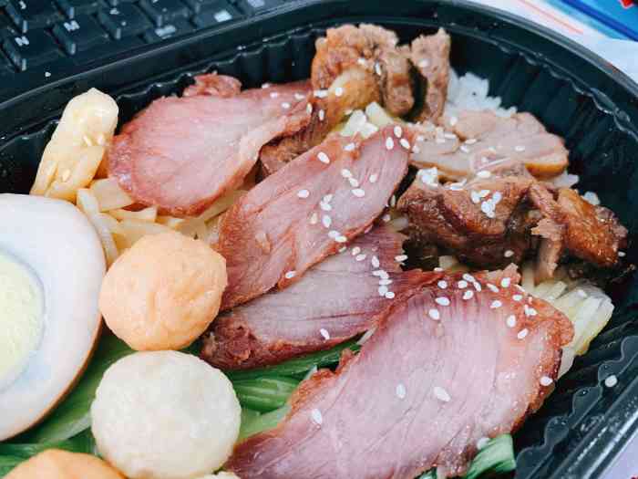 打分 点滴外卖～ 烧鸭叉烧双拼饭 加了炸海鲜丸子 味道还可以～烧鸭软