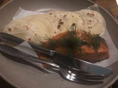 烟熏三文鱼配烤饺子皮和芥末籽酱-BOR Eatery(安福路店)