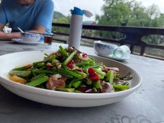 水芹菜炒腊味-瑶河山里菜