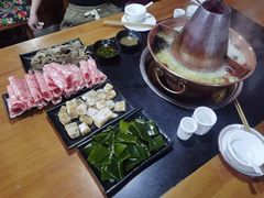 -果松木炭酸菜铜火锅·外婆参鸡汤