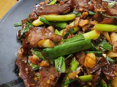 大蒜叶炒腊牛肉-聚味瞿记·龙虾堂(渔人码头一店)