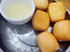 烤小馒头配炼乳-阿妈土锅鸡