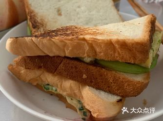 自制早餐～三明治 食材：鸡蛋，吐司片，生菜，火腿