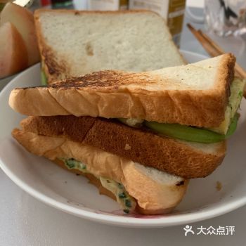 自制早餐～三明治 食材：鸡蛋，吐司片，生菜，火腿