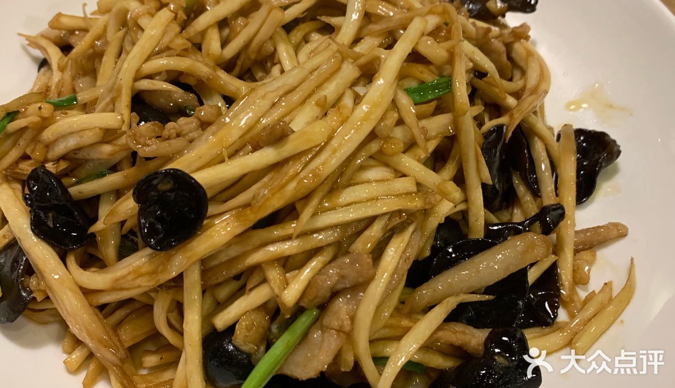 店面不是很大、服务员倒是不少、看菜点菜、服务地点也算跟得上、就是菜品感觉不是特别好吃、个别菜有点偏咸、或者说那个汤有点像刷锅水、看着一点食欲都没有、望店家能在菜品上多下点功夫研究一下、离家近、以后还会多去光顾的