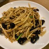 店面不是很大、服务员倒是不少、看菜点菜、服务地点也算跟得上、就是菜品感觉不是特别好吃、个别菜有点偏咸、或者说那个汤有点像刷锅水、看着一点食欲都没有、望店家能在菜品上多下点功夫研究一下、离家近、以后还会多去光顾的