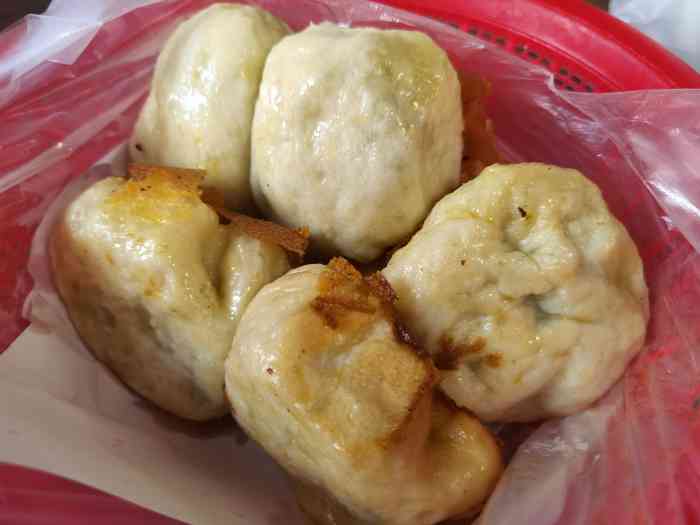 在青州古城中间段的位置有两家老槐树煎包都说自己是正宗两家分别在