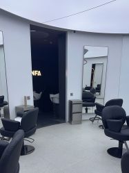 -一家只做男发烫染的店