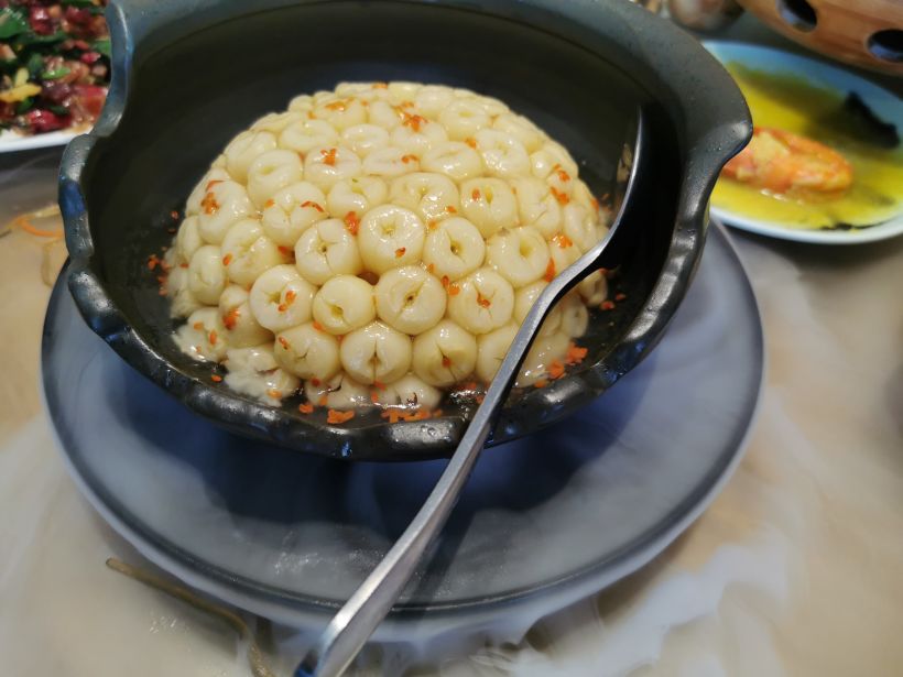 「鸡茸」这个的做法好像很复杂,里面料加很多,说是要趁热吃,不然会