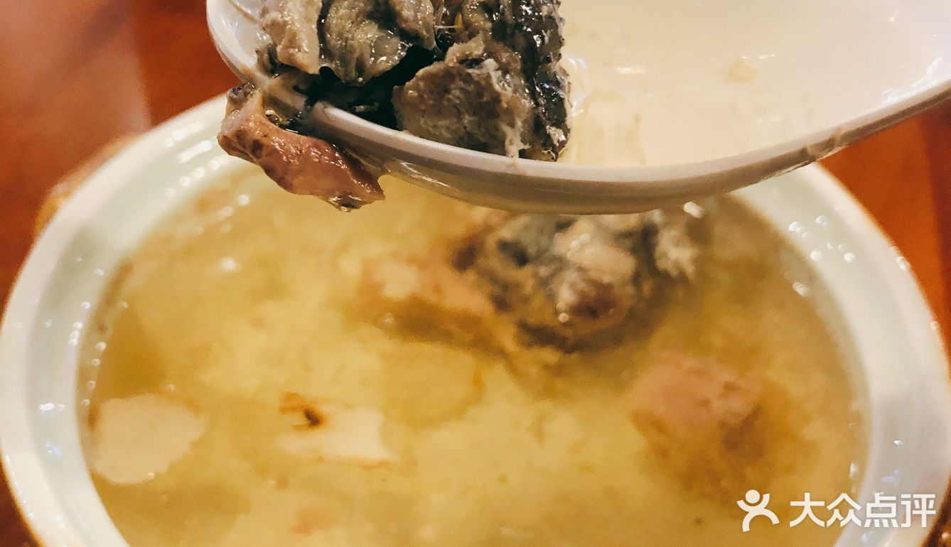 摩天轮下的港式排挡吃的是情调