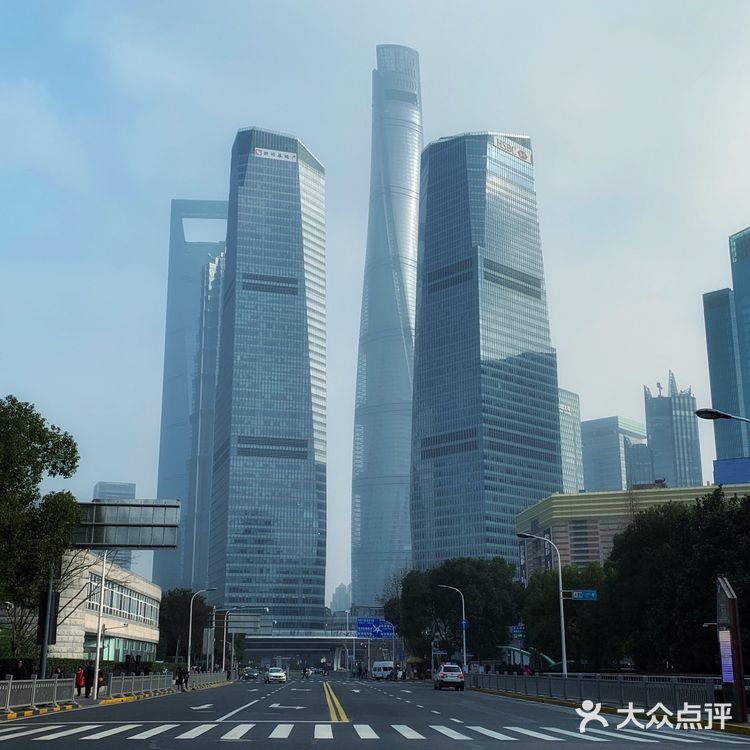 陆家嘴位于浦东的黄浦江畔，与外滩隔江相望