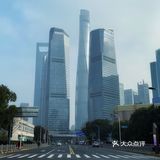 陆家嘴位于浦东的黄浦江畔,与外滩隔江相望