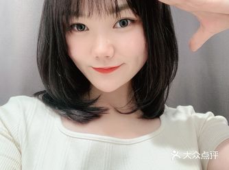 环境很明亮，里面有休息的沙发，是简约大气的ins风格