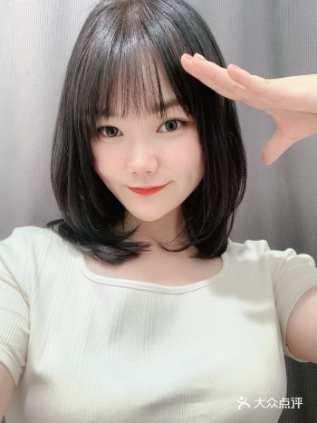 环境很明亮，里面有休息的沙发，是简约大气的ins风格