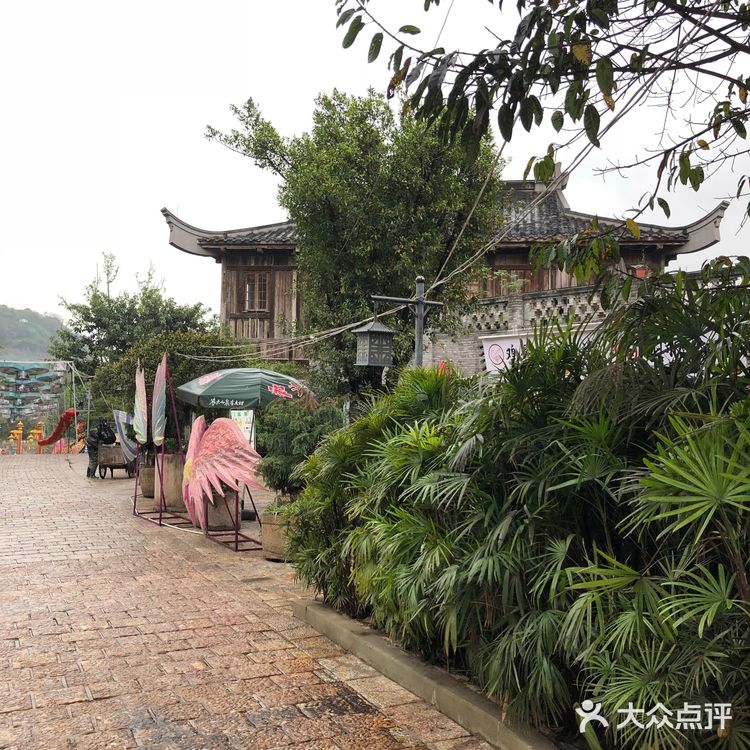 周末雨天大渡口义渡古镇人很少，有室内停车场