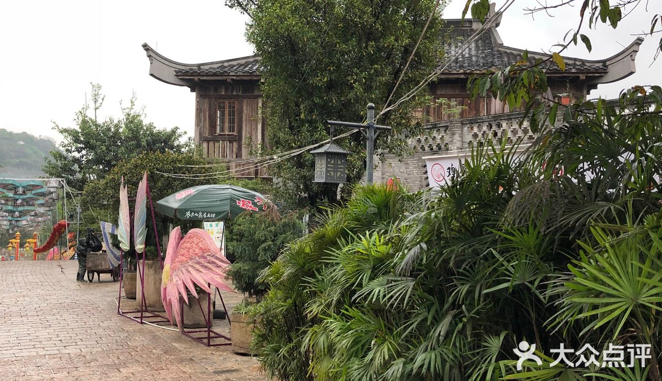 周末雨天大渡口义渡古镇人很少，有室内停车场