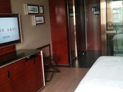 -武汉光谷广场杨家湾地铁站怡程酒店