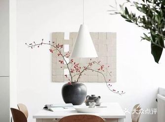 图片 在主卧里,两盏线条感十足的小吊灯,自然随性地挂