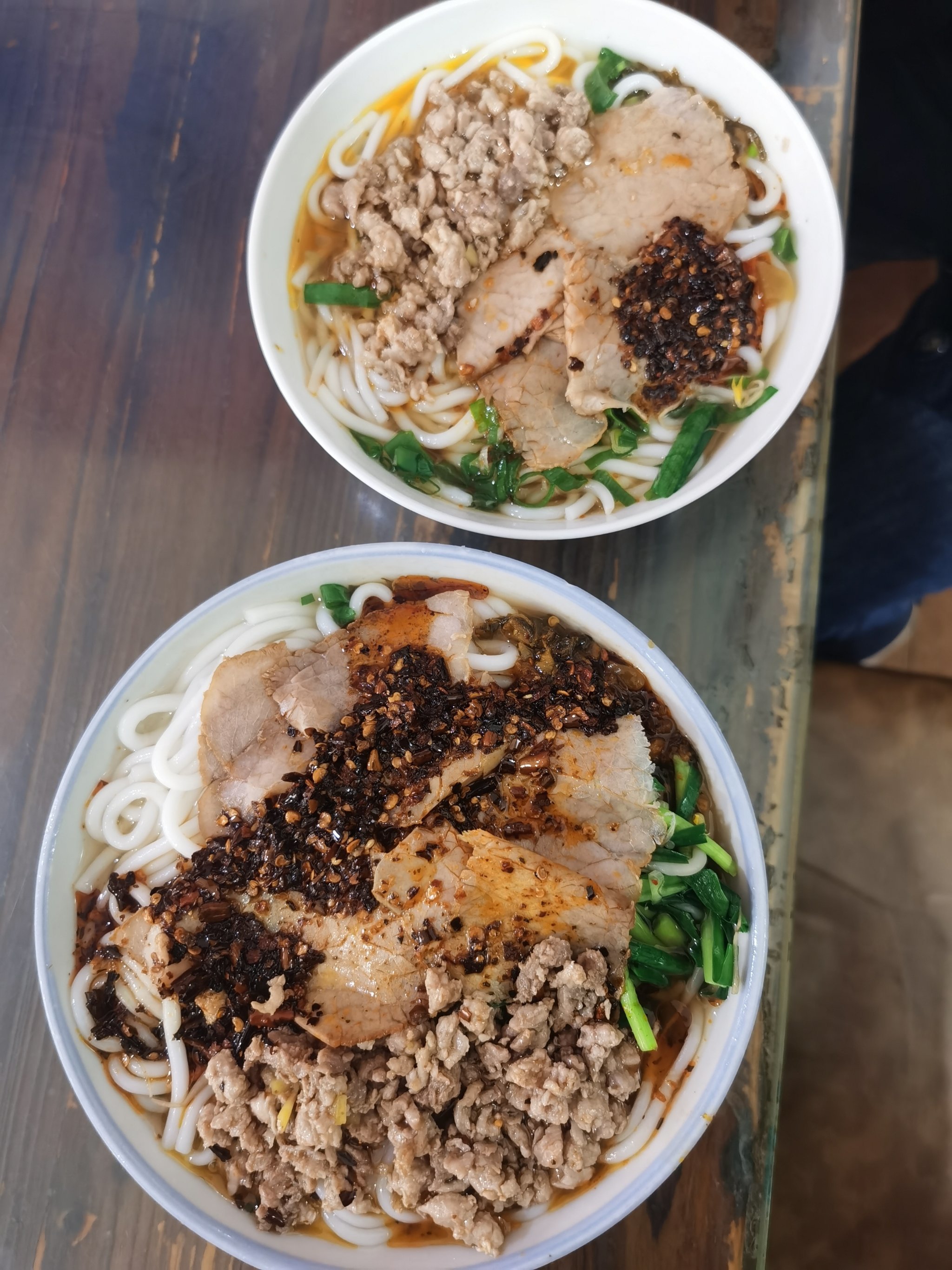 来陆良别的事儿能不干,但是这晚黄金地米线