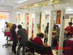 拉菲亚员工在工作中-拉菲亚美发