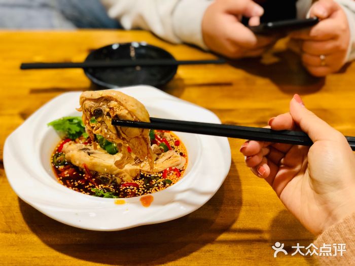 老东镇啤酒屋海鲜加工·蒸汽海鲜·海鲜烧烤(台东店)麻辣口水鸡图片