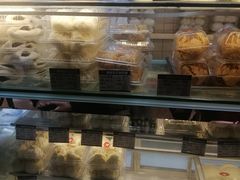 面包甜点陈列柜-白玉兰食品甜凤店(合生汇店)