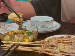 -何妹湿辣牛肉·粤式烧烤砂煲(桂雅路店)