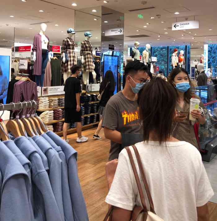 uniqlo(华润万象天地店"现在的优衣库款式越来越年轻化,几十价位的.