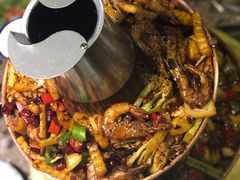 -沪小二炭火蛙锅(淮海中路美食不夜城店)