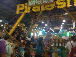 -维佳童话镇演出现场(徐东店)