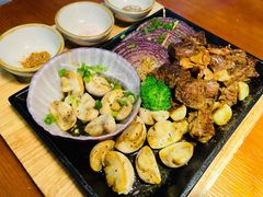 铁板黑椒雪花牛里脊配黄油煎时蔬-鳗鱼家·深夜食堂(军博店)