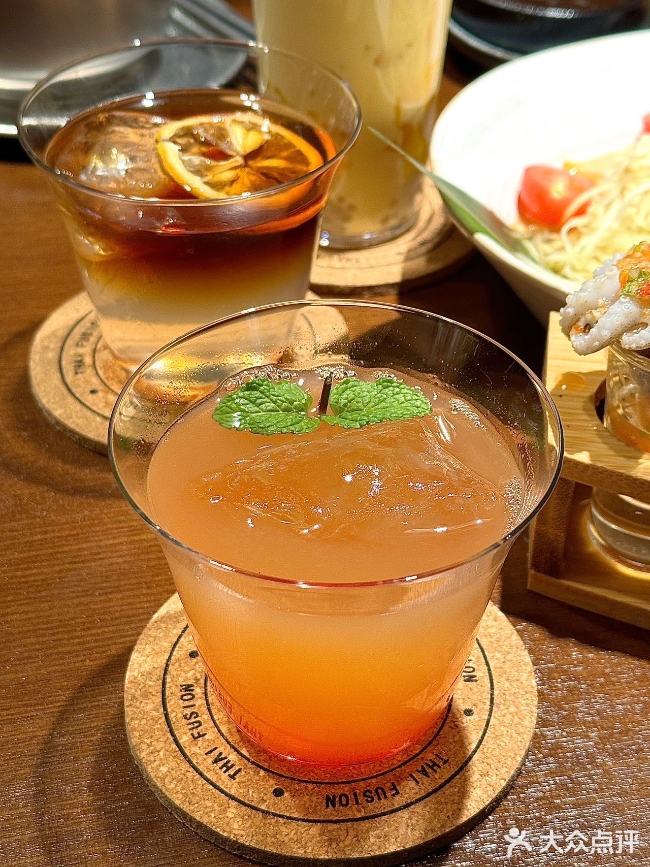 进门就是调酒吧台这边的调酒师很懂女孩子哦