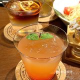 进门就是调酒吧台这边的调酒师很懂女孩子哦