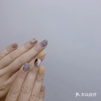 春天美甲气质美甲  颜色搭配  鹅黄色裸灰色 
