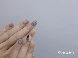 春天美甲气质美甲 颜色搭配 鹅黄色裸灰色