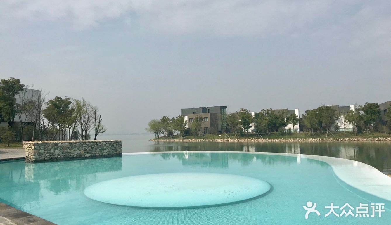实现自我成长。在这片大面积的临水土地上