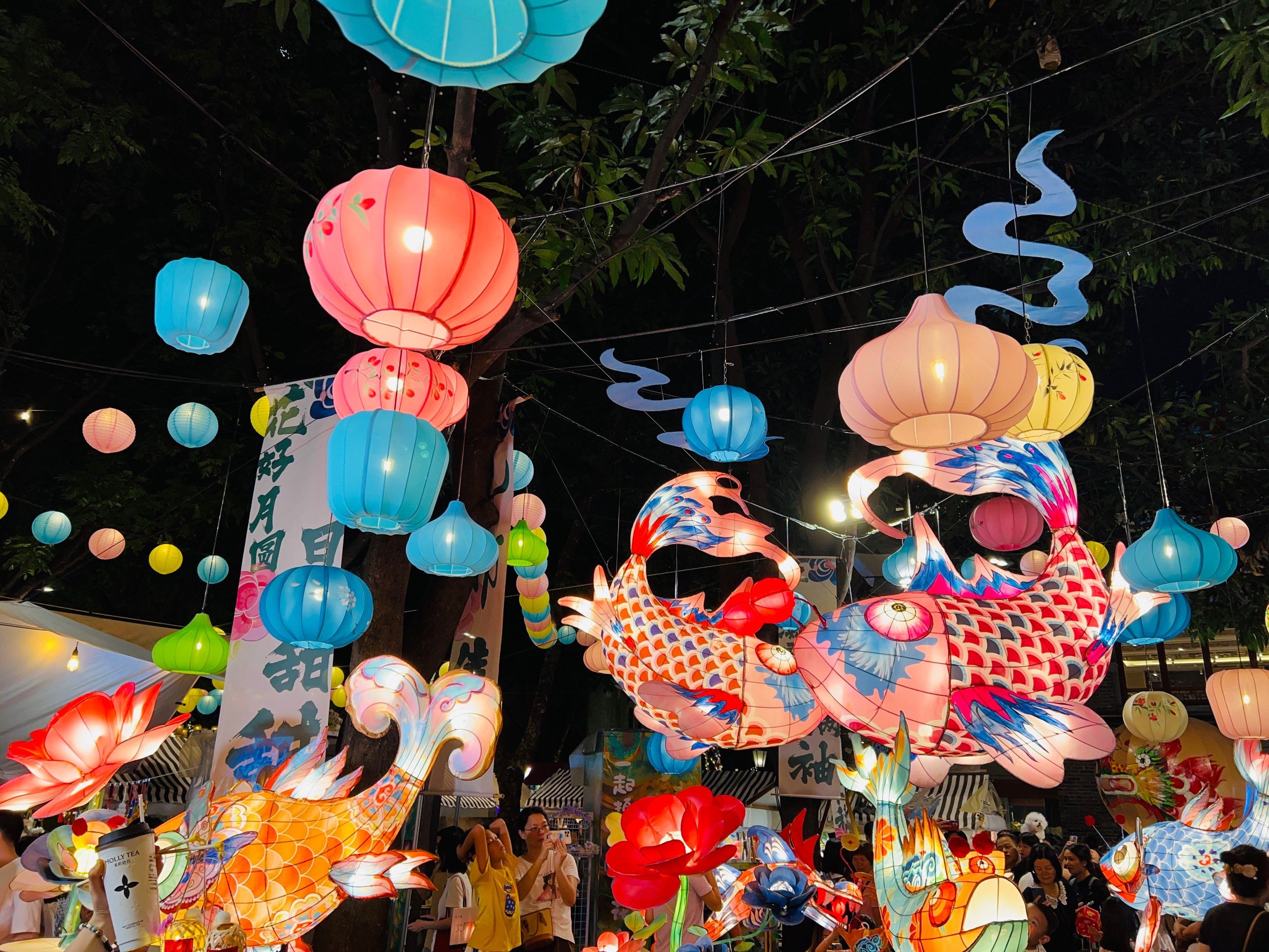 岭南天地的晓市集又换新皮肤了,彩色的灯笼高高挂起