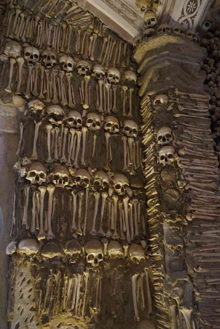 打分由于14世纪的一场黑死病和15世纪的战争 埃武拉也有一座人骨教堂