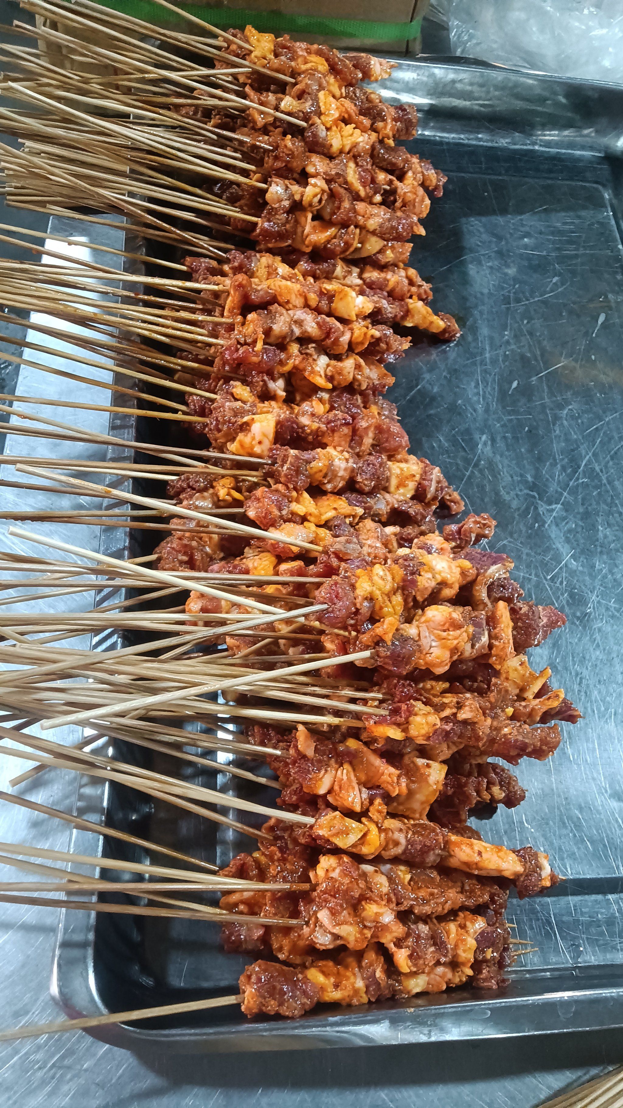 串烤牛筋在繁华的都市中