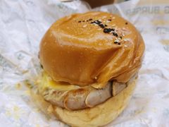 德式盘肠酸菜牛肉堡-VIKING SALOON美式烟熏烤肉精酿餐酒吧