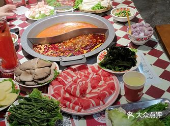 这家火锅店真是绝了！一进门就被那浓郁的香气深深吸引