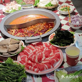 这家火锅店真是绝了！一进门就被那浓郁的香气深深吸引