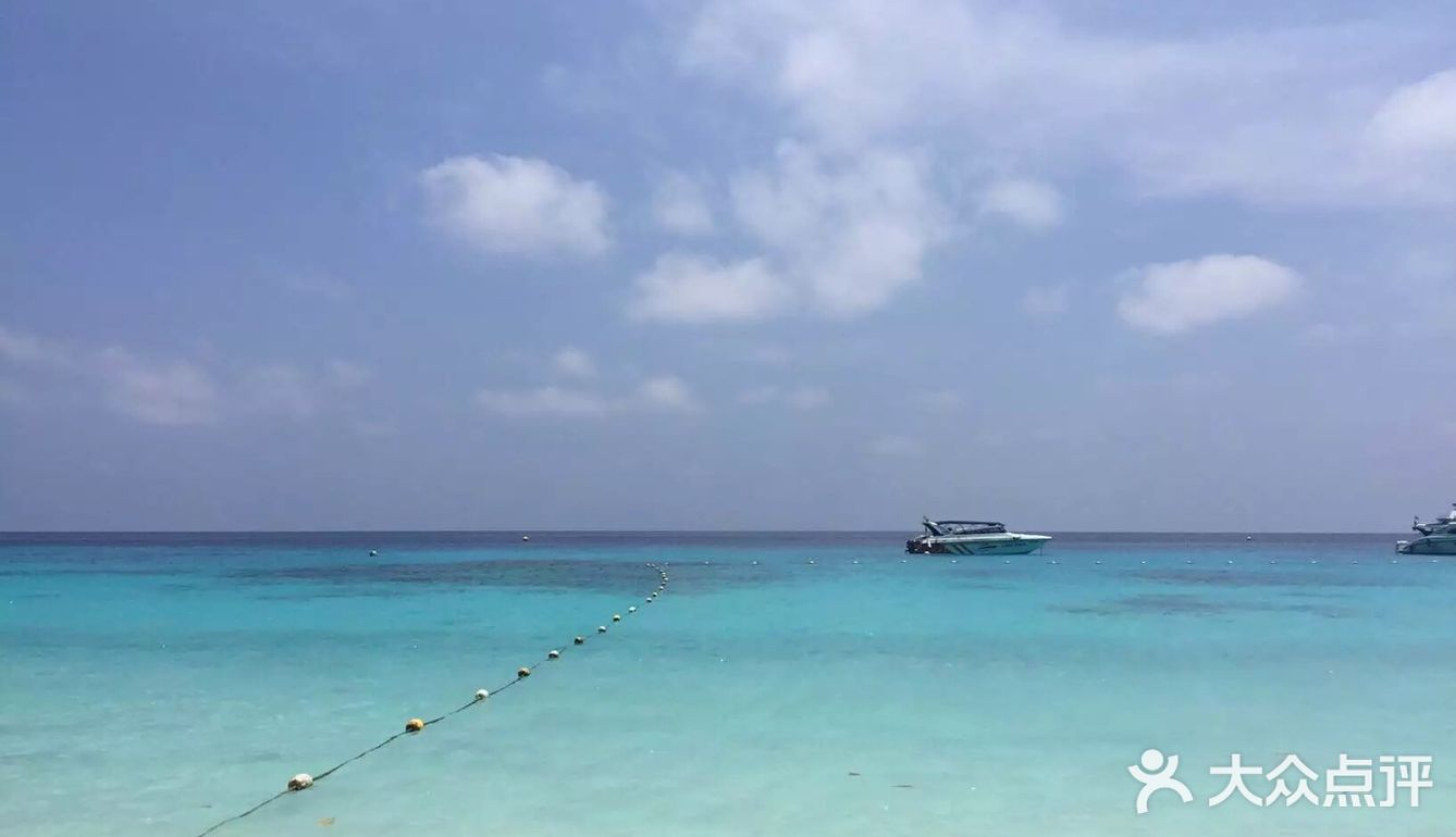 之前去普吉岛玩了一圈，美丽的沙滩，清澈湛蓝深绿的海水