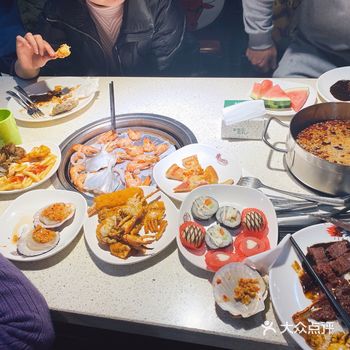 临时起意就去了，我们三个大人两个孩子，吃的饱饱的