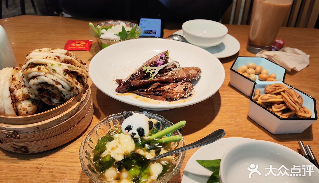 我与朋友们来到了一家川湘菜馆