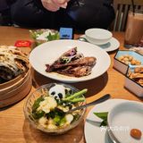 我与朋友们来到了一家川湘菜馆