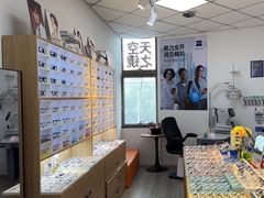 -天空之镜眼镜店蔡司依视路配镜授权零售店(望京颐堤港店)